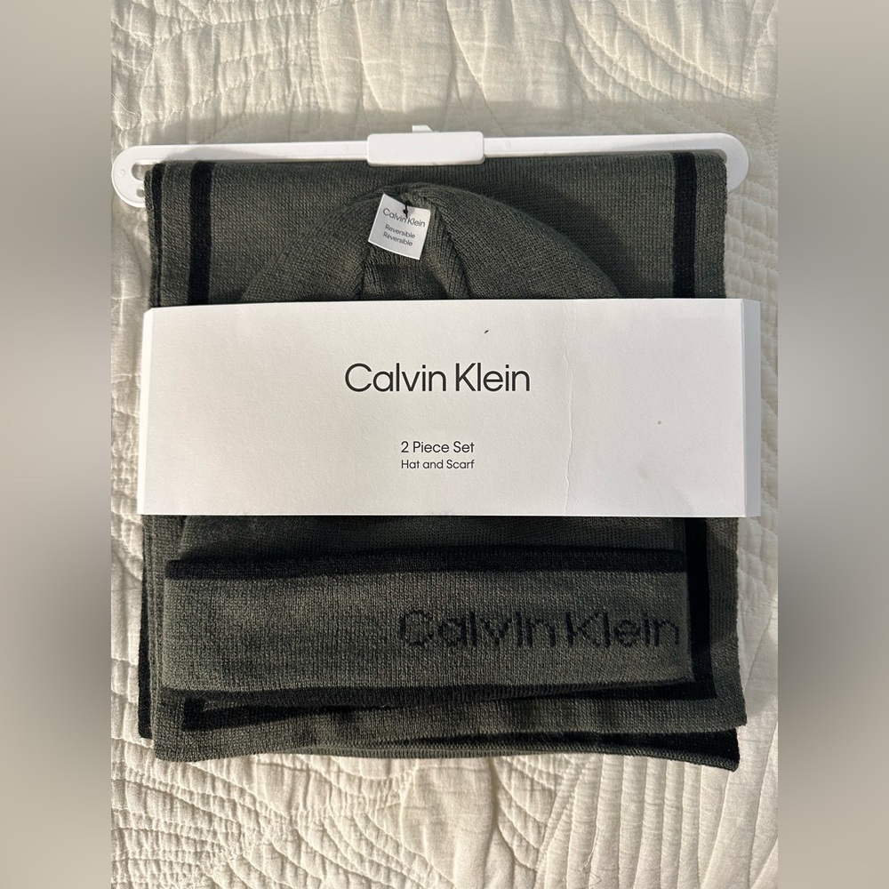 Calvin Klein 2 Piece Set Hat and Scarf (reversible)